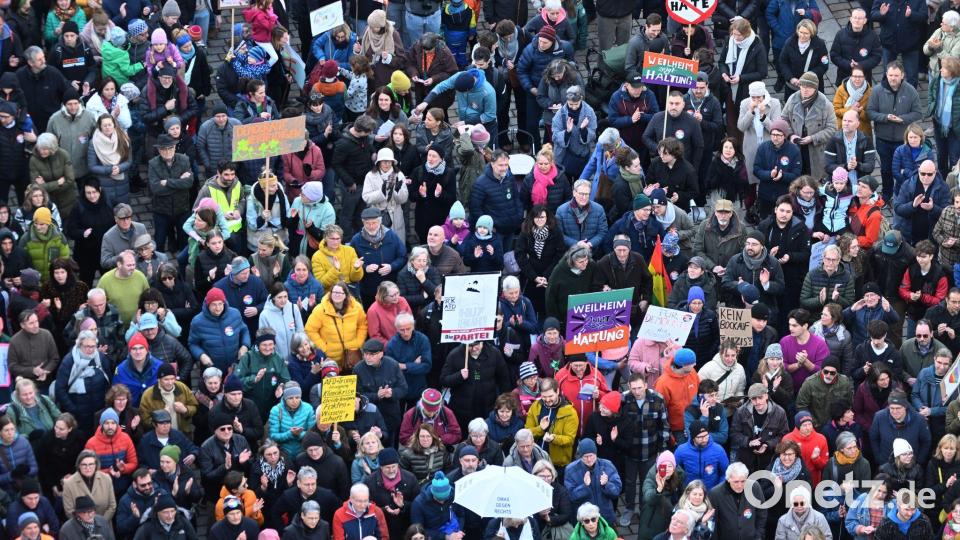 Rund 4.000 Menschen demonstrierten kürzlich in Weilheim gegen rechts. (Archivbild) Bild: Felix Hörhager/dpa