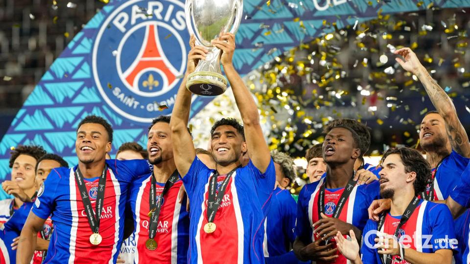 Achraf Hakimi von PSG reckte den Pokal als Supercup-Sieger in die Höhe. Bild: Darko Bandic/AP/dpa