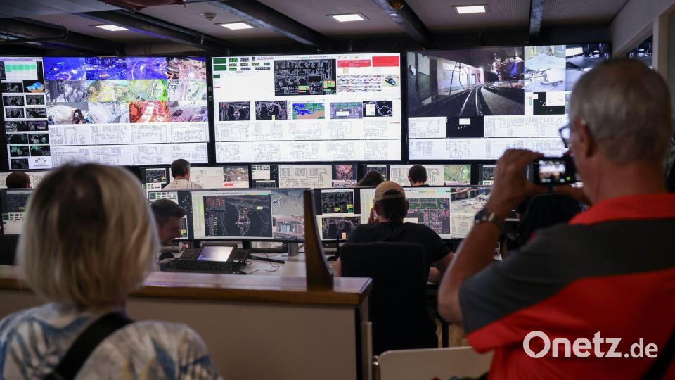 Der Leitstand hat die ganze Anlage im Blick. Unfälle, Ausfälle oder sonstige Fehler können damit sofort ausgemerzt werden. Bild: Christian Charisius/dpa