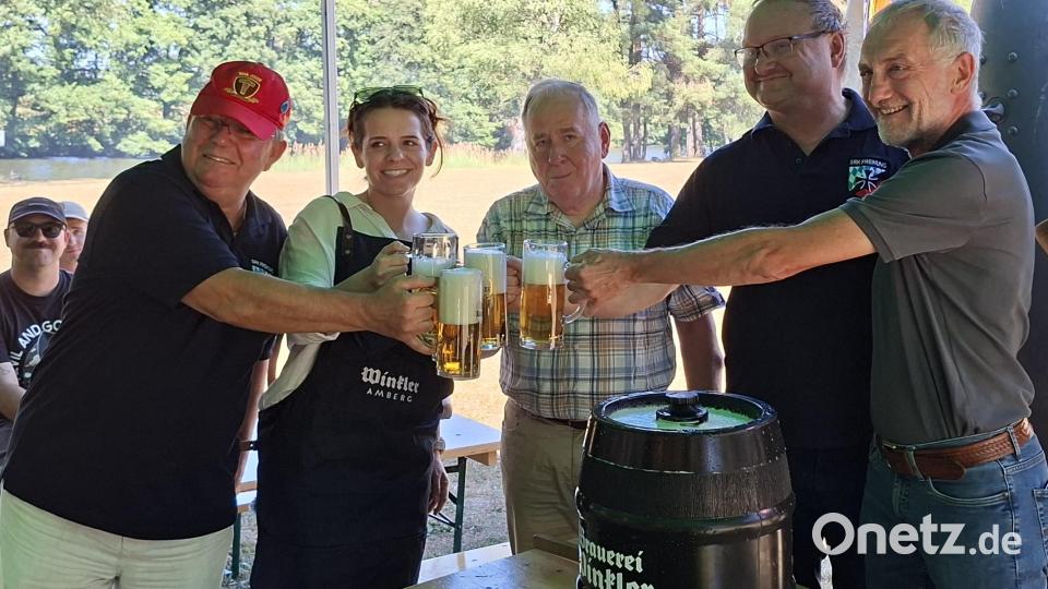 Bei einem gemütlichen Grillabend stießen die Partner auf die gemeinsamen Jahre an: (von links) Norbert Bücherl, Captain Amelia Appell, Horst Embacher, Uwe König, Bertram Gebhard. Bild: Johann Rötzer