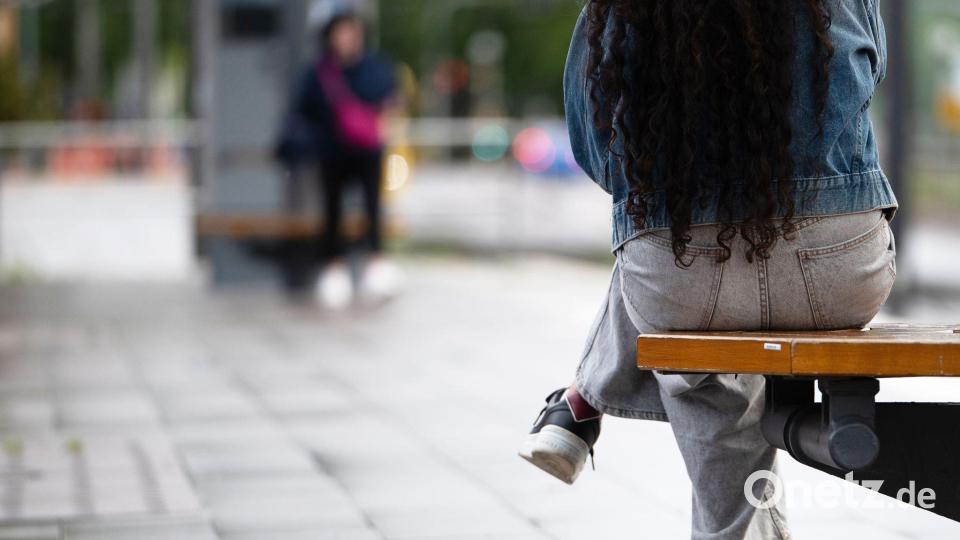 Warten auf den Bus zur Arbeit? Junge Menschen stellen oft Anforderungen an ihre Arbeit, wie ein Recht auf Homeoffice. (Symbolbild) Bild: Markus Lenhardt/dpa/dpa-tmn