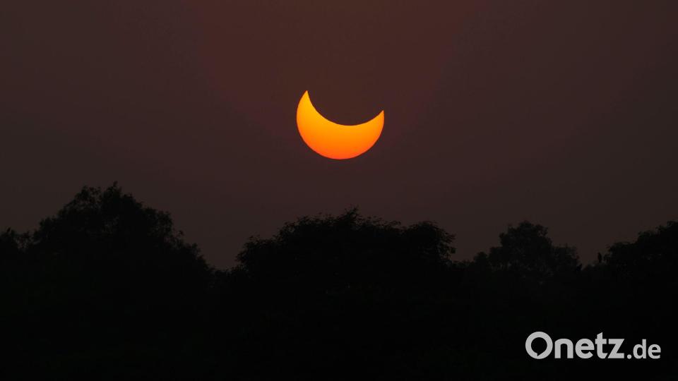 Eine partielle Sonnenfinsternis vor Sonnenuntergang in Pakistan. (Archivbild) Bild: K.M. Chaudary/AP/dpa