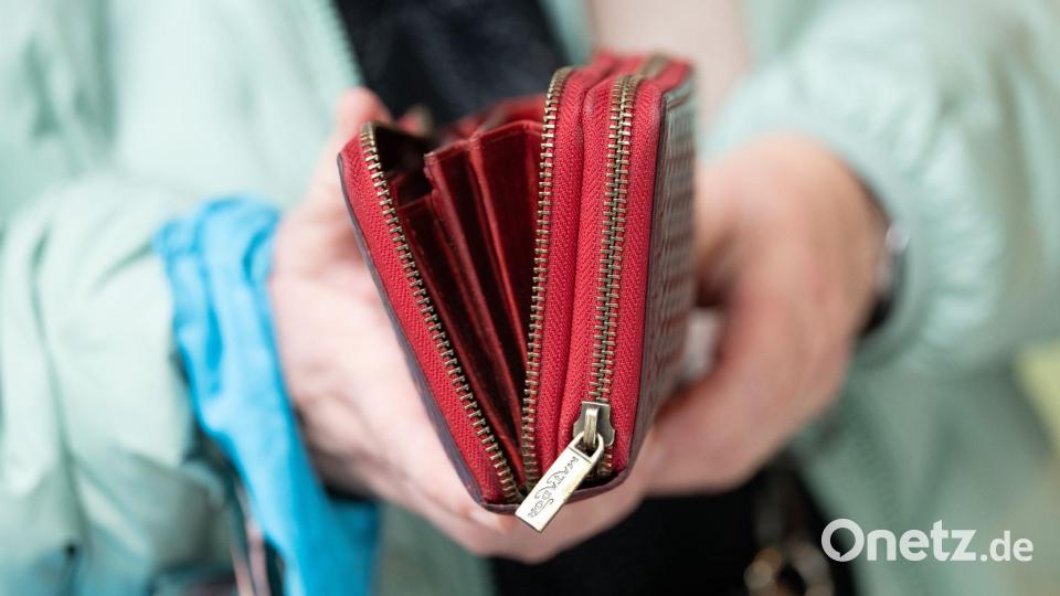 Je höher die Teuerungsrate, umso weniger können sich die Menschen für einen Euro leisten. (Symbolbild) Bild: Sebastian Kahnert/dpa