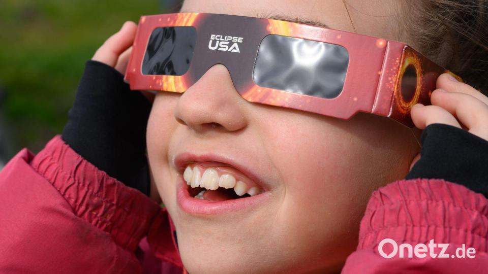 Wer in die Sonne schaut, muss seine Augen schützen. (Archivbild) Bild: Patrick Pleul/dpa