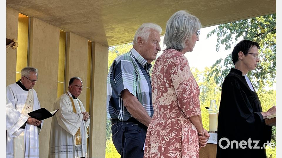 Diakon Dieter Gerstacker, Pfarrer Michael Birner, Günter Winter, Irmi Kummert und Dekanin Ulrike Dittmar feierten die Ökumene am Freialtar. Bild: Marianne Moosburger