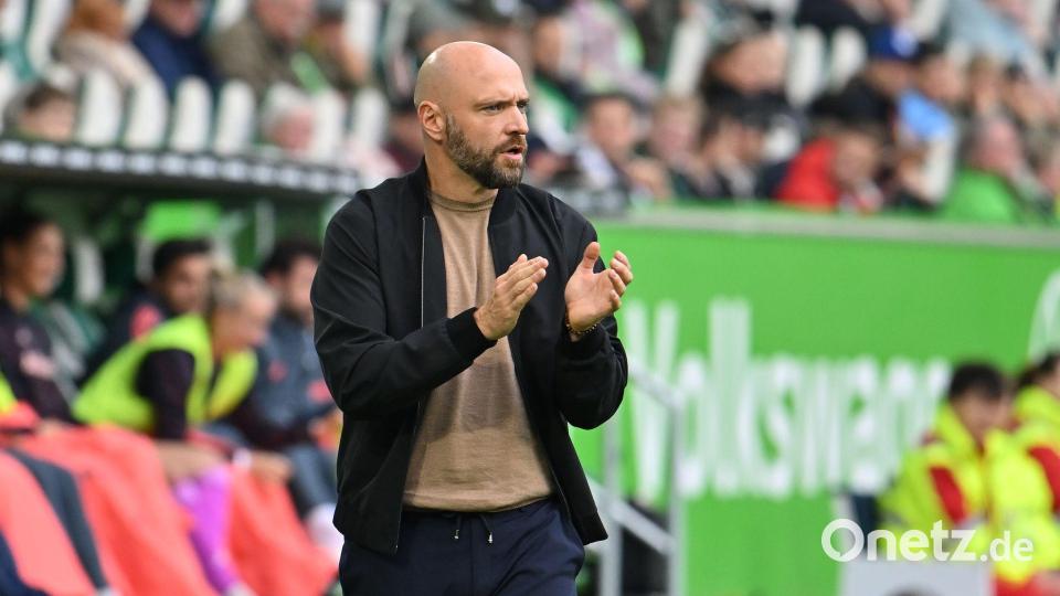 Außenseiter mit Wolfsburg: VfL-Trainer Stephan Lerch. (Archivbild) Bild: Swen Pförtner/dpa