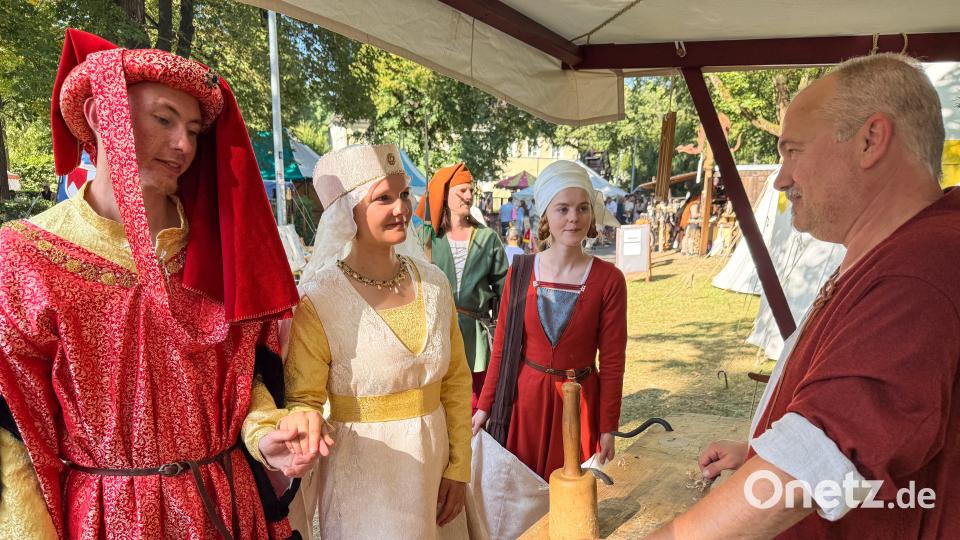 Cantus Ferrum feiert alle zwei Jahre sein Brunnenfest am Maxplatz in Amberg. Bild: Petra Hartl