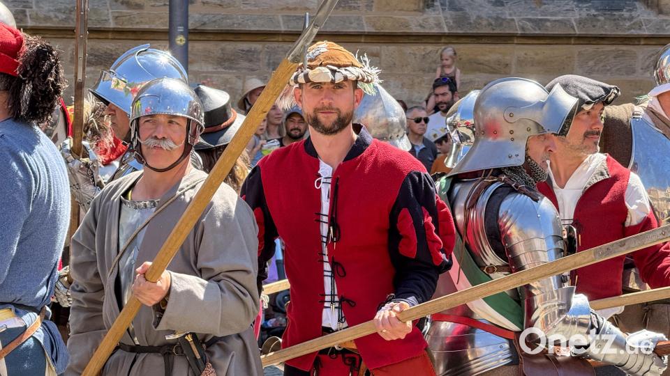 Cantus Ferrum feiert alle zwei Jahre sein Brunnenfest am Maxplatz in Amberg. Historischer Umzug vom Malteserplatz zum Marktplatz. Bild: Petra Hartl