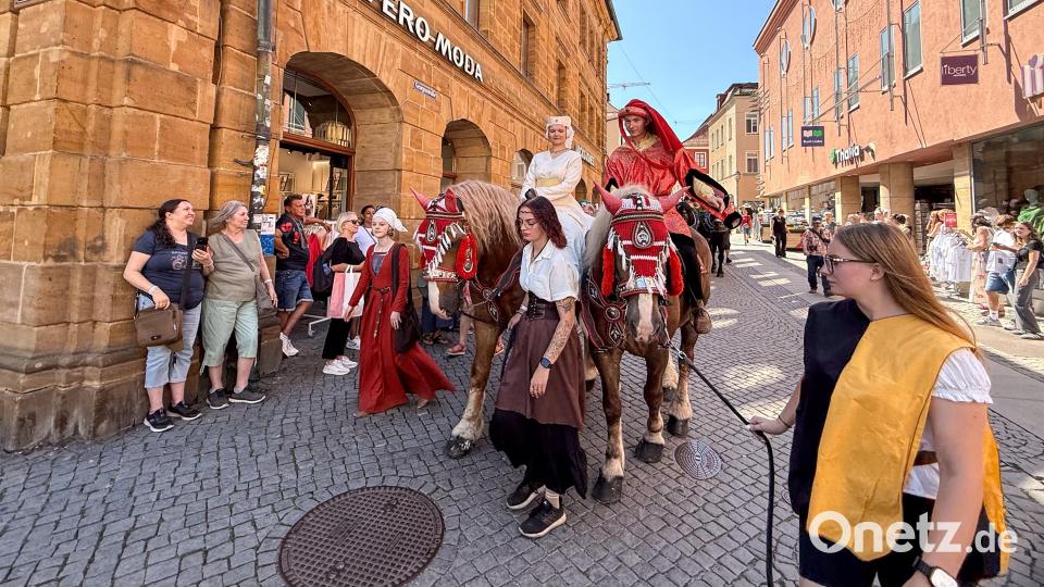 Cantus Ferrum feiert alle zwei Jahre sein Brunnenfest am Maxplatz in Amberg. Historischer Umzug vom Malteserplatz zum Marktplatz. Bild: Petra Hartl