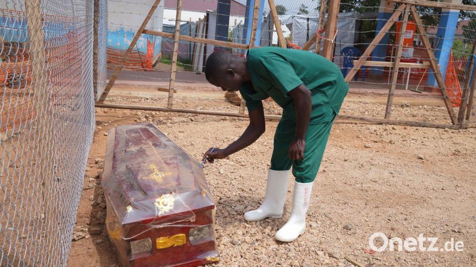 Bereits mehr als 2.000 Menschen starben im Kongo an Ebola. (Archivbild) Bild: Dieudonne Dirole/AP/dpa
