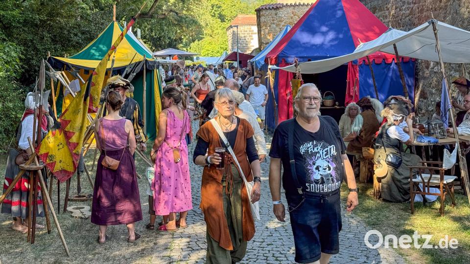 Cantus Ferrum feiert alle zwei Jahre sein Brunnenfest am Maxplatz in Amberg. Bild: Petra Hartl
