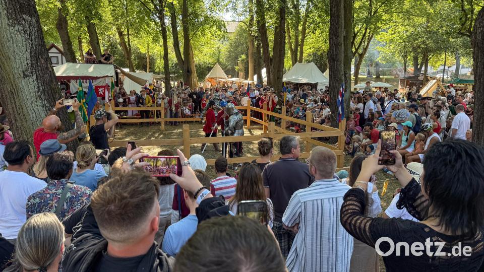 Cantus Ferrum feiert alle zwei Jahre sein Brunnenfest am Maxplatz in Amberg. Bild: Petra Hartl