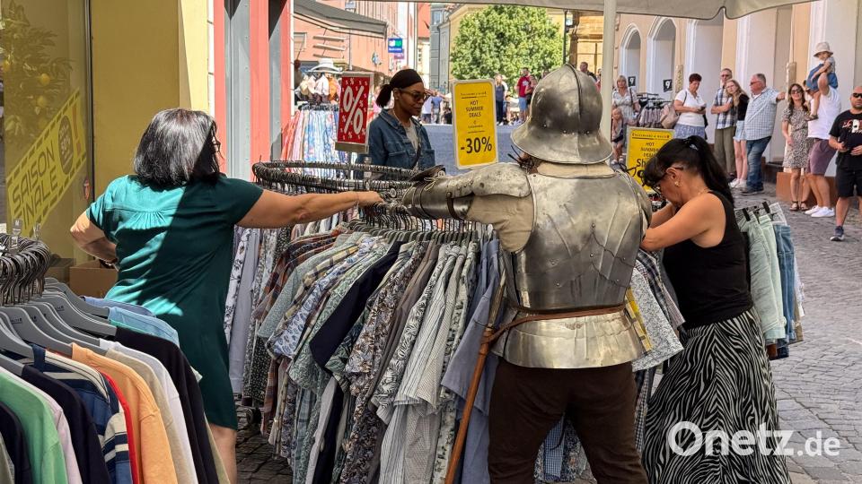 Cantus Ferrum feiert alle zwei Jahre sein Brunnenfest am Maxplatz in Amberg. Historischer Umzug vom Malteserplatz zum Marktplatz. Bild: Petra Hartl