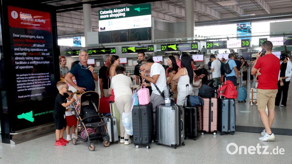 Viele Reisende warten am Flughafen von Catania auf Informationen zu gestrichenen, verspäteten oder umgeleiteten Flügen. Bild: Davide Anastasi/LaPresse via ZUMA Press/dpa