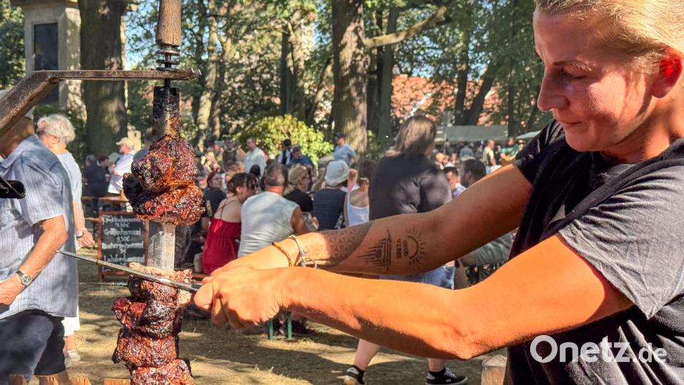 Cantus Ferrum feiert alle zwei Jahre sein Brunnenfest am Maxplatz in Amberg. Bild: Petra Hartl