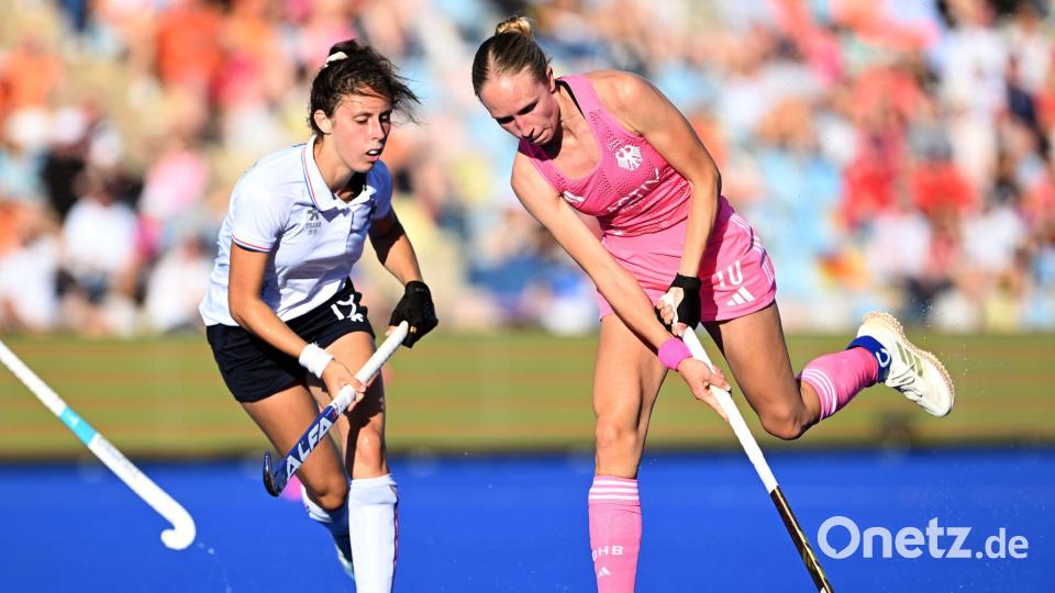 Lisa Nolte (r) und die deutschen Hockey-Damen treffen in der Gruppenphase der Weltmeisterschaft auf Schottland, die USA und Argentinien. (Archivbild) Bild: Federico Gambarini/dpa