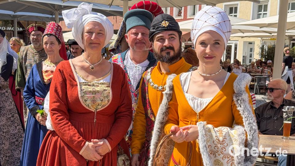 Cantus Ferrum feiert alle zwei Jahre sein Brunnenfest am Maxplatz in Amberg. Historischer Umzug vom Malteserplatz zum Marktplatz. Bild: Petra Hartl