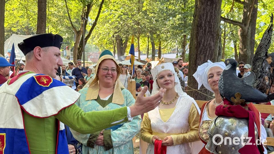 Cantus Ferrum feiert alle zwei Jahre sein Brunnenfest am Maxplatz in Amberg. Bild: Petra Hartl