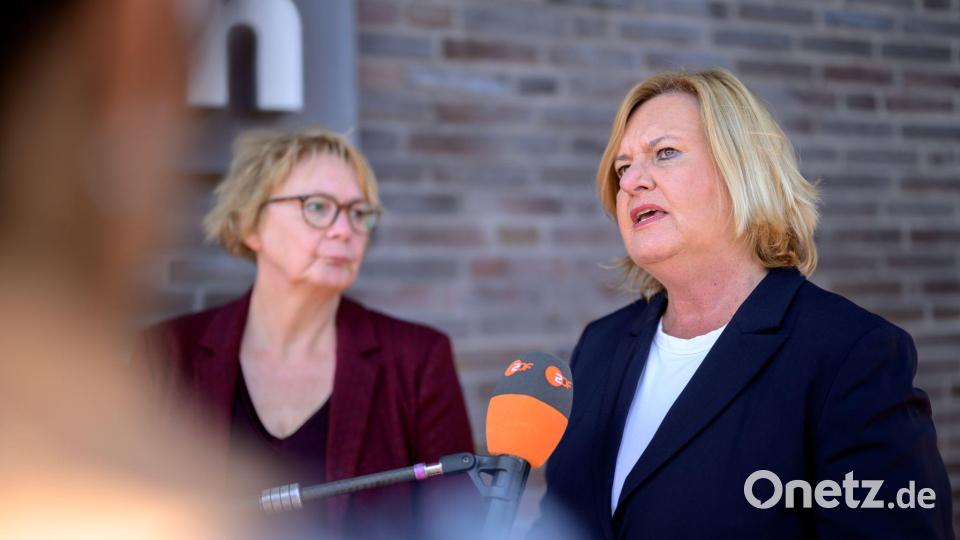 Bremens Innensenatorin, Eva Högl (SPD) und die niedersächsische Innenministerin, Daniela Behrens (SPD), nahmen von Cuxhaven aus an der Telefonkonferenz teil. Bild: Izabella Mitwollen/dpa