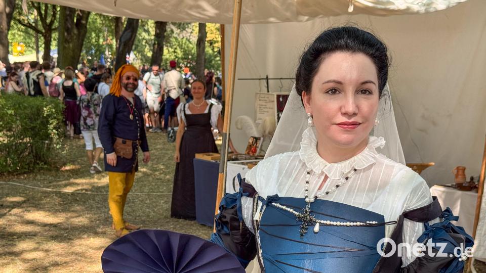 Cantus Ferrum feiert alle zwei Jahre sein Brunnenfest am Maxplatz in Amberg. Bild: Petra Hartl