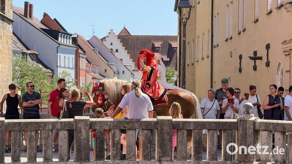 Cantus Ferrum feiert alle zwei Jahre sein Brunnenfest am Maxplatz in Amberg. Historischer Umzug vom Malteserplatz zum Marktplatz. Bild: Petra Hartl