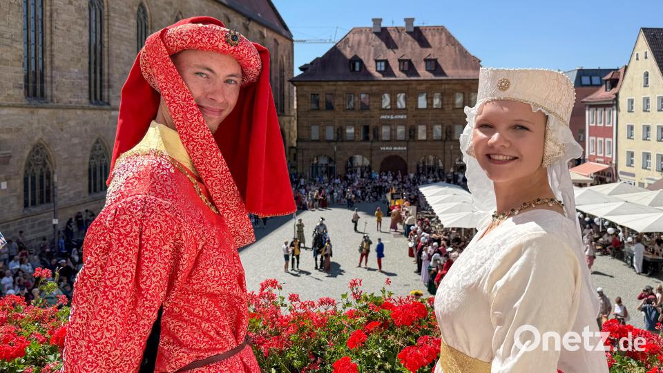Cantus Ferrum feiert alle zwei Jahre sein Brunnenfest am Maxplatz in Amberg. Historischer Umzug vom Malteserplatz zum Marktplatz. Bild: Petra Hartl