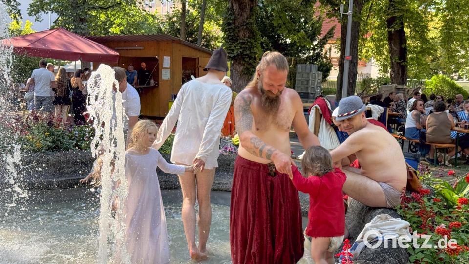 Cantus Ferrum feiert alle zwei Jahre sein Brunnenfest am Maxplatz in Amberg. Bild: Petra Hartl
