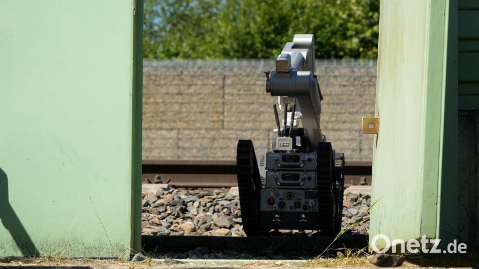 Ein Roboter ist auf dem Bahnhofsgelände im Einsatz. Bild: Felix Kirberg/dpa
