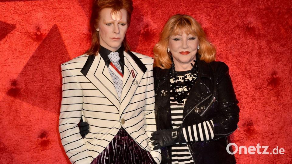 Romy Haag im September 2017 bei Madame Tussauds in Berlin neben der Wachsfigur des Musikers David Bowie. Bild: picture alliance / Britta Pedersen/dpa-Zentralbild/dpa