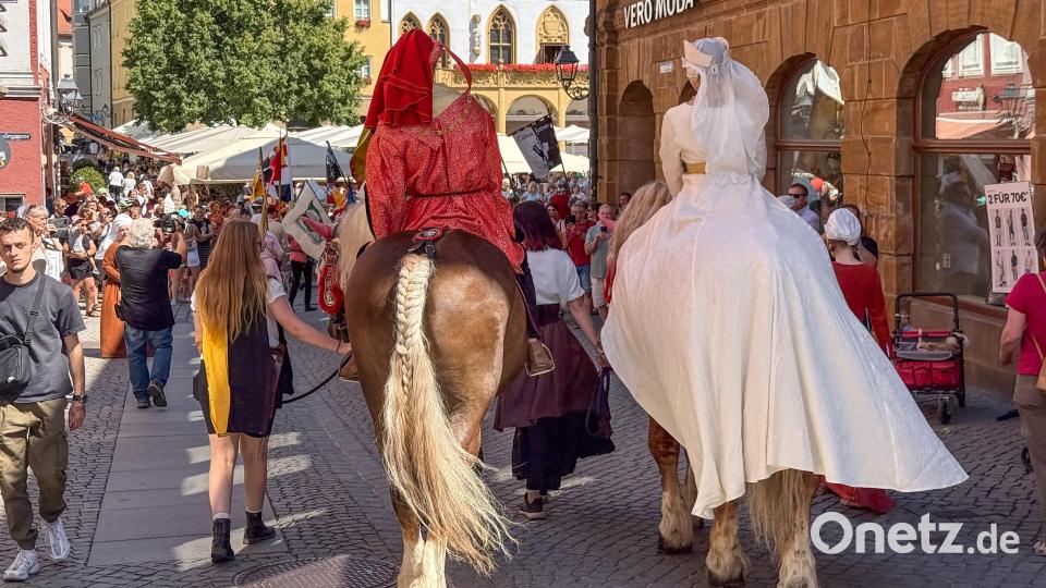 Cantus Ferrum feiert alle zwei Jahre sein Brunnenfest am Maxplatz in Amberg. Historischer Umzug vom Malteserplatz zum Marktplatz. Bild: Petra Hartl