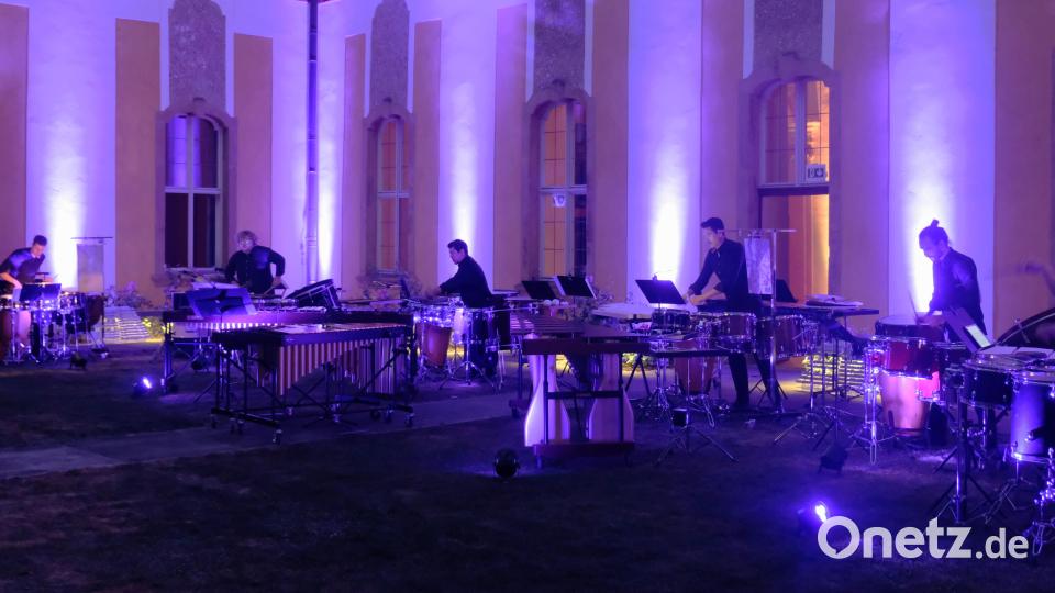 Einen musikalischen Aufbruch in die Zukunft wagte die Christian Benning Percussion Group bei einem Open-Air-Konzert in Speinshart im Rahmen des Festivals junger Künstler Bayreuth. Bewusst setzte das Ensemble auf wenig Kunstlicht, um die Sicht auf die Sterne nicht zu stören. Bild: Robert Dotzauer