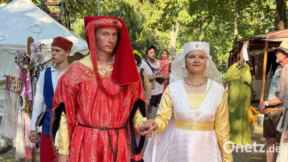 Cantus Ferrum feiert alle zwei Jahre sein Brunnenfest am Maxplatz in Amberg. Bild: Petra Hartl