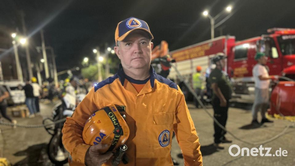 Fernando Acosta arbeitet als freiwilliger Helfer nach dem Erdbeben in Kolumbien mit. Bild: Philipp Znidar/dpa