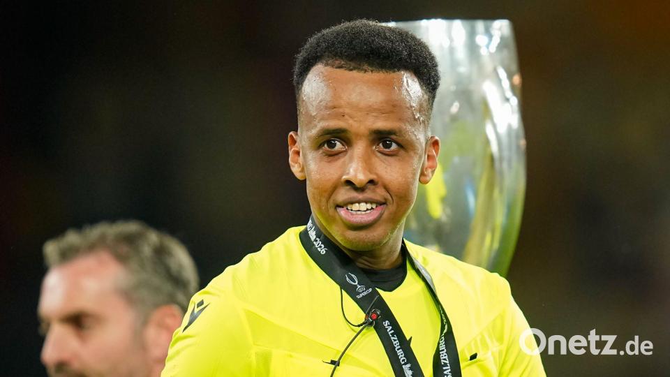 Schiedsrichter Omar Artan lächelt am Ende des UEFA-Supercup-Fußballspiels. Bild: Darko Bandic/AP/dpa