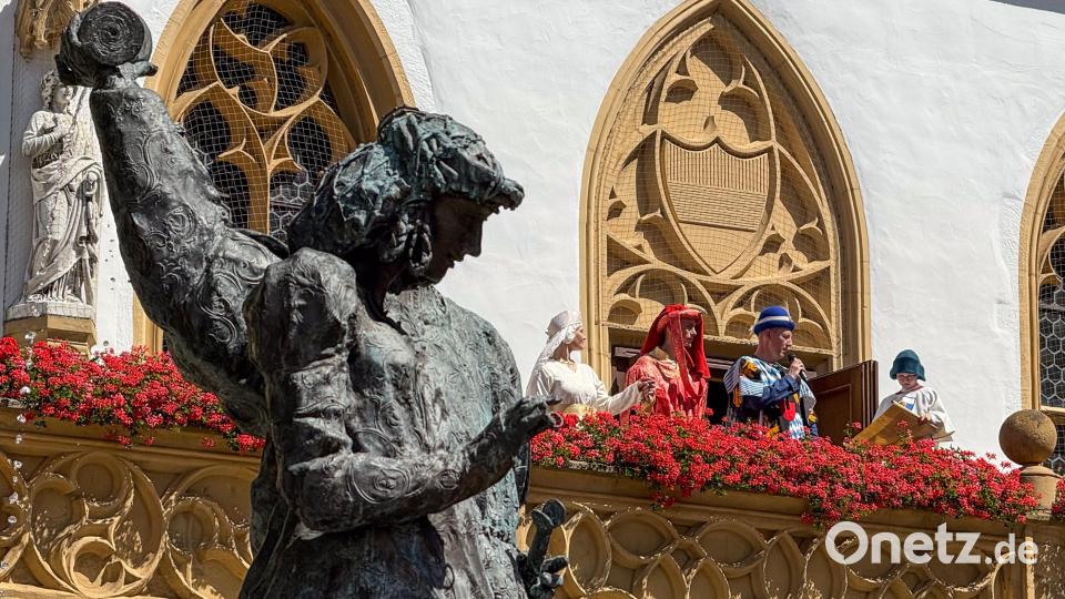 Cantus Ferrum feiert alle zwei Jahre sein Brunnenfest am Maxplatz in Amberg. Historischer Umzug vom Malteserplatz zum Marktplatz. Bild: Petra Hartl