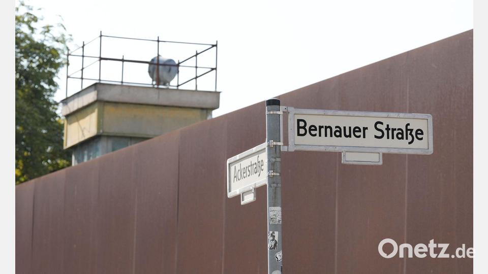 An der Gedenkstätte in der Bernauer Straße in Berlin sind Reste von DDR-Grenzanlagen erhalten, darunter ein Wachturm. Bild: Sören Stache/dpa
