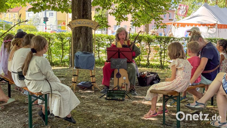 Cantus Ferrum feiert alle zwei Jahre sein Brunnenfest am Maxplatz in Amberg. Bild: Petra Hartl