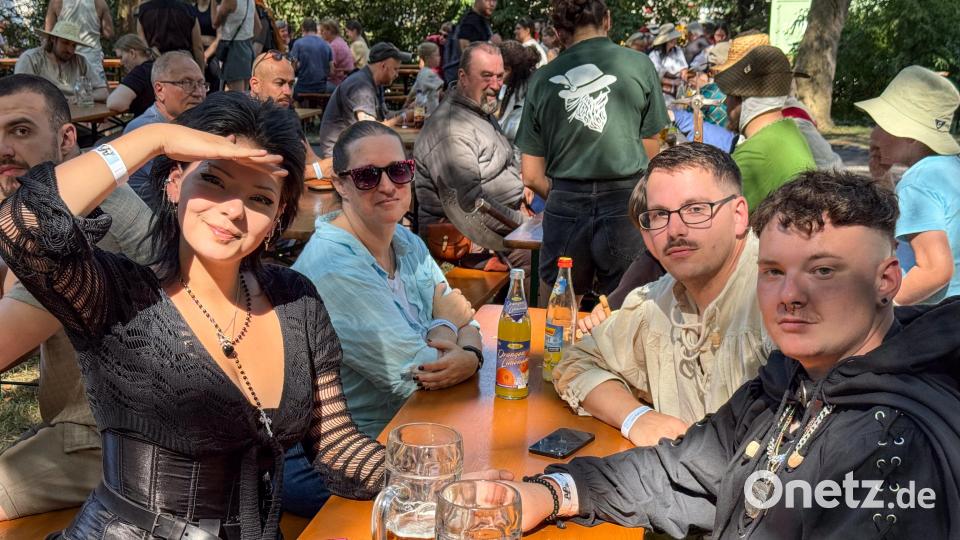 Cantus Ferrum feiert alle zwei Jahre sein Brunnenfest am Maxplatz in Amberg. Bild: Petra Hartl