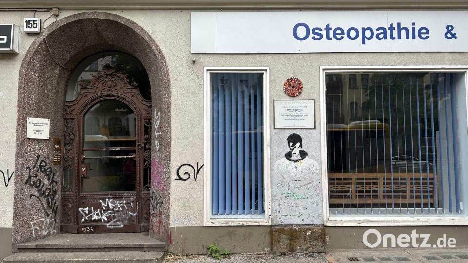 Blick auf den Eingang der Hauptstraße 155 in Schöneberg in Berlin. Hier wohnte, wie auch eine Gedenktafel zeigt, der Popstar David Bowie in den 70er Jahren. Bild: Gregor Tholl/dpa