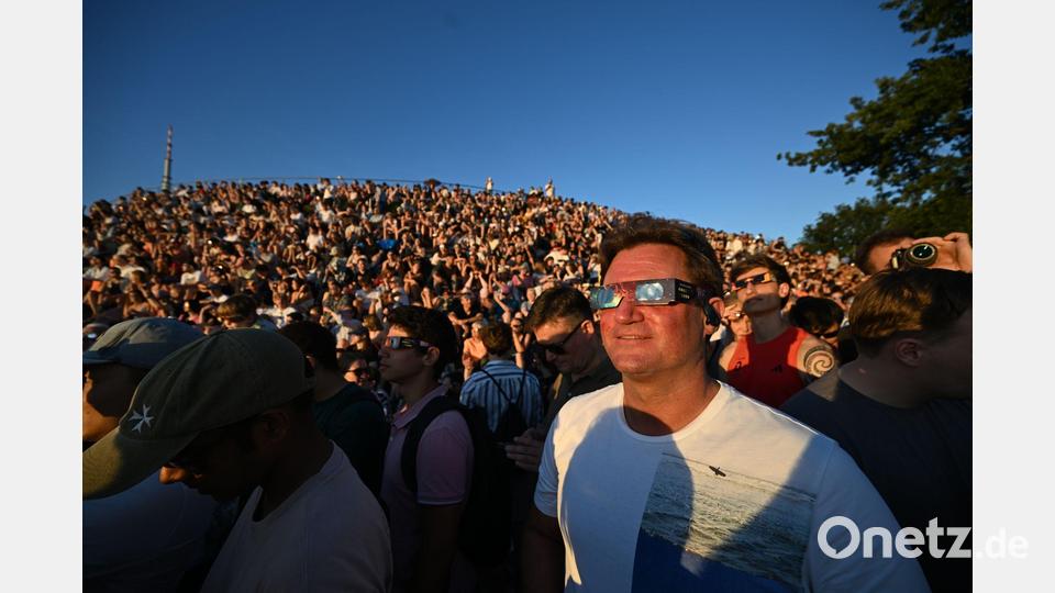 Großer Andrang herrschte auch in Deutschland, um die partielle Sonnenfinsternis zu beobachten - wie hier im Münchner Olympiapark. Bild: Felix Hörhager/dpa