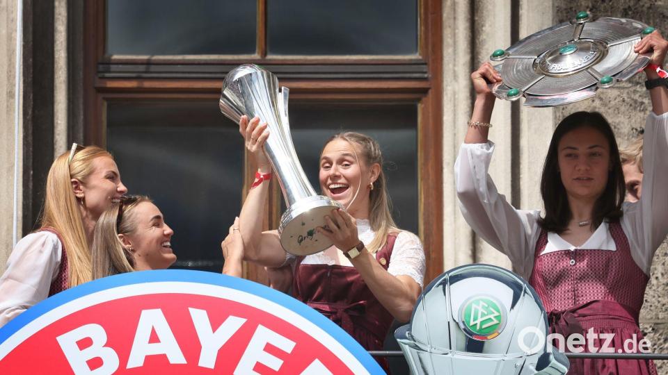 Klara Bühl (2.v.r.): Nächste Trophäe für die Bayern-Frauen? (Archivbild) Bild: Karl-Josef Hildenbrand/dpa