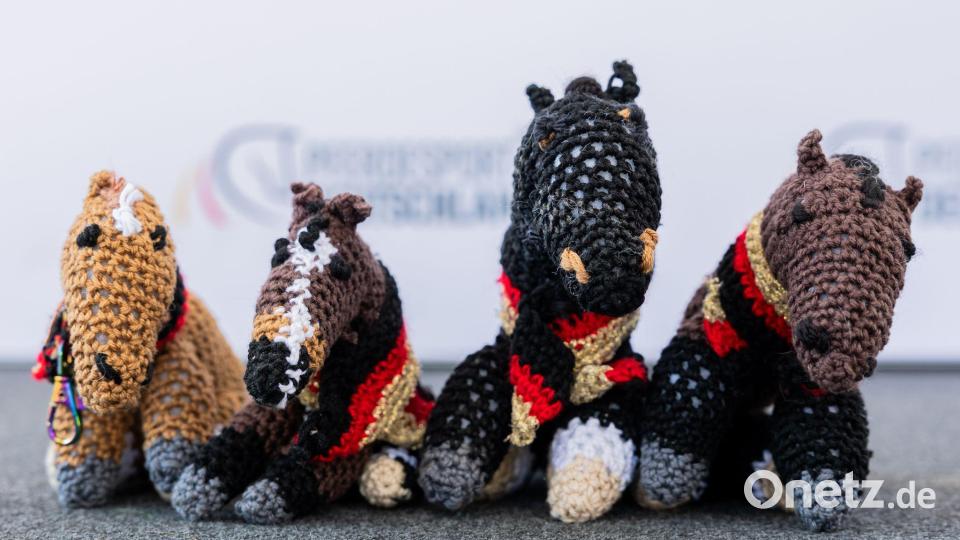 Das Häkeln der vier Maskottchen hatte auch meditative Aspekte. Bild: Rolf Vennenbernd/dpa