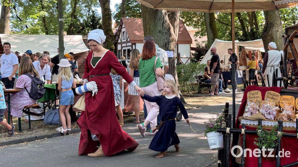 Cantus Ferrum feiert alle zwei Jahre sein Brunnenfest am Maxplatz in Amberg. Bild: Petra Hartl