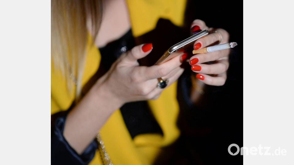 „Fiasko“ trifft präzise den Ton von Dating-Apps, Gruppenchats. (Symbolbild) Bild: Jens Kalaene/dpa-Zentralbild/dpa