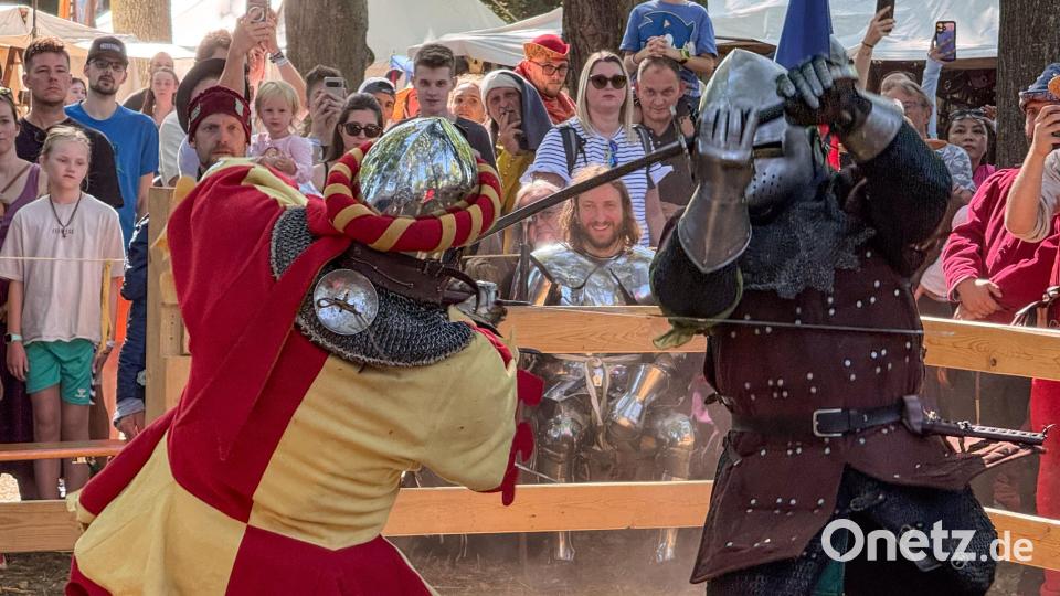 Cantus Ferrum feiert alle zwei Jahre sein Brunnenfest am Maxplatz in Amberg. Bild: Petra Hartl
