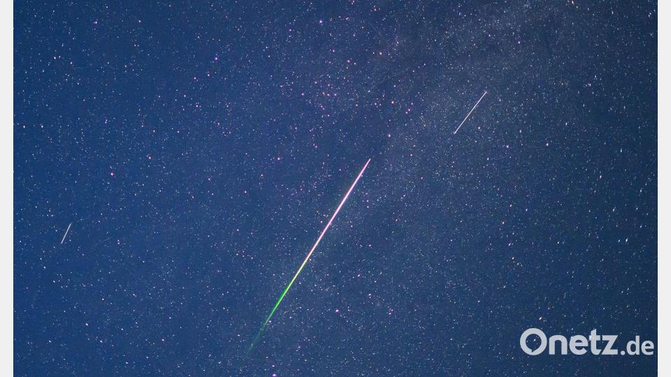 Grüner Meteor und Satelliten am Nachthimmel über Brandenburg Bild: Patrick Pleul/dpa