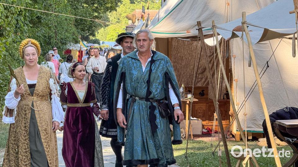 Cantus Ferrum feiert alle zwei Jahre sein Brunnenfest am Maxplatz in Amberg. Bild: Petra Hartl