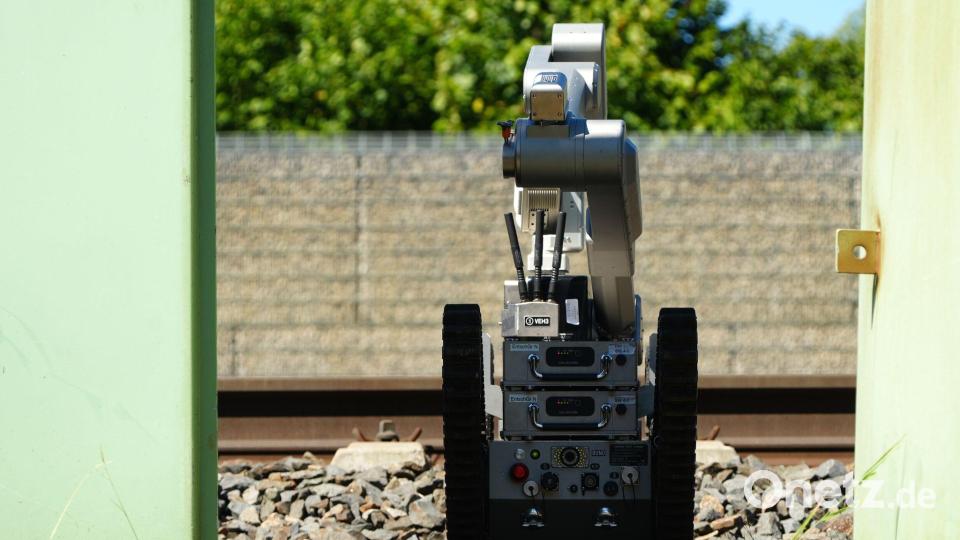 Ein Roboter ist auf dem Bahnhofsgelände im Einsatz. Bild: Felix Kirberg/dpa