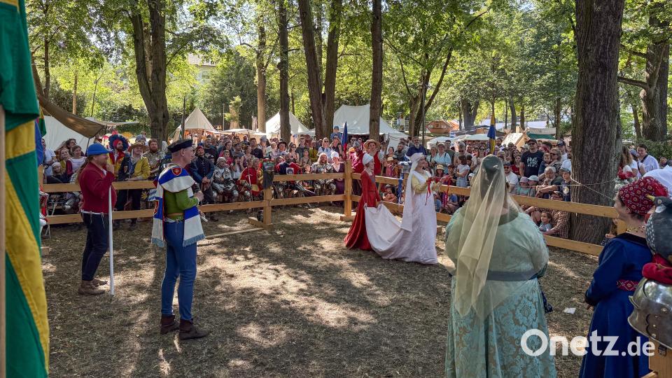 Cantus Ferrum feiert alle zwei Jahre sein Brunnenfest am Maxplatz in Amberg. Bild: Petra Hartl