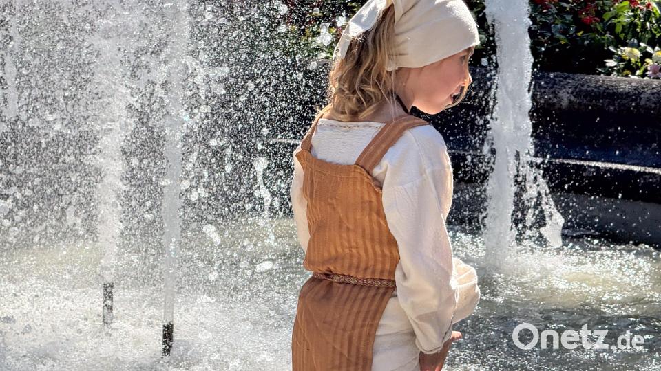 Cantus Ferrum feiert alle zwei Jahre sein Brunnenfest am Maxplatz in Amberg. Bild: Petra Hartl